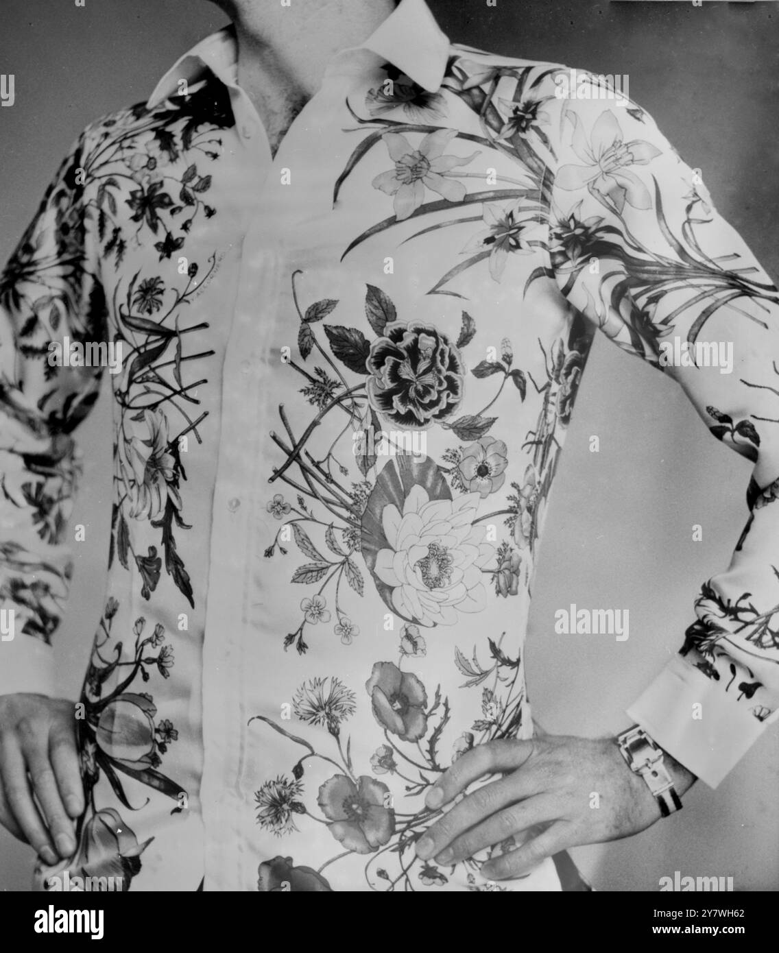 Rom : zweiunddreißig Farben sind auf Guccis neuestem Herrenhemd gedruckt , das hier mit den emaillierten Sterling-Armbändern für die Mädchen im letzten Jahr gezeigt wird , die aber nun von den Jungen übernommen wurden . Das Hemd kann den Trend umkehren . 20. Juli 1969 Stockfoto