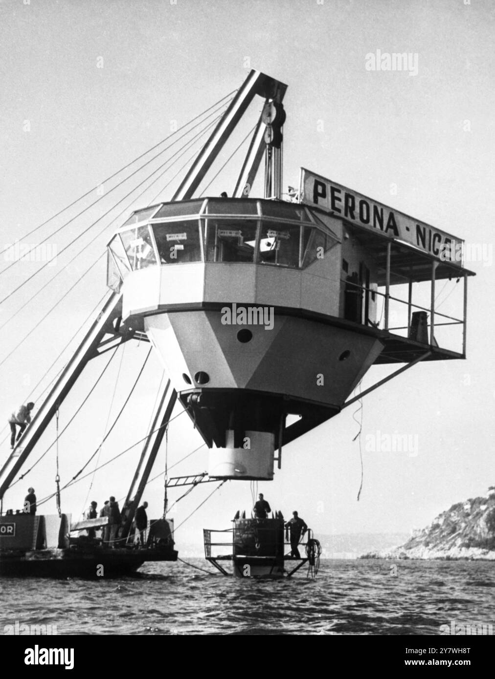 In der Bucht während der letzten Installation ist der Hauptteil der schwimmenden Insel des Tiefseetauchers Jacques-Yves Cousteau zu sehen, der auf den Tunnel am Boden der Bucht , Villefranche-Sur-Mur , Frankreich 17. Januar 1963, abgesenkt wird Stockfoto