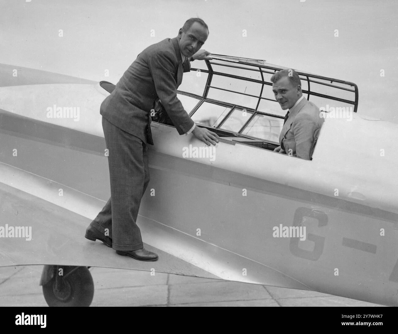 Gezwungen, nach einem großartigen Nonstop-Flug nach Kairo von seinem ersten Kap und seinem Rekordversuch zurückzukehren Mr. T Campbell Black, Sieger mit CWA Scott des London-Melbourne ari-Rennens, bereitet sich auf die letzten Vorbereitungen vor seine Kometenmaschine Boomerang auf dem Hatfield-Flugplatz, bereit für einen weiteren Versuch auf dem Rekord Boomerang - ein verbesserter Typ des Kometen, in dem er das australische Luftrennen gewann, hat eine Reisegeschwindigkeit von über 200 Meilen eine Stunde und eine Nonstop-Reichweite von 2.500 Meilen Foto zeigt T Campbell Black und seinen Funkbetreiber J H G McArthur (im Cockpit) ist kurz vor einem Testflug Stockfoto