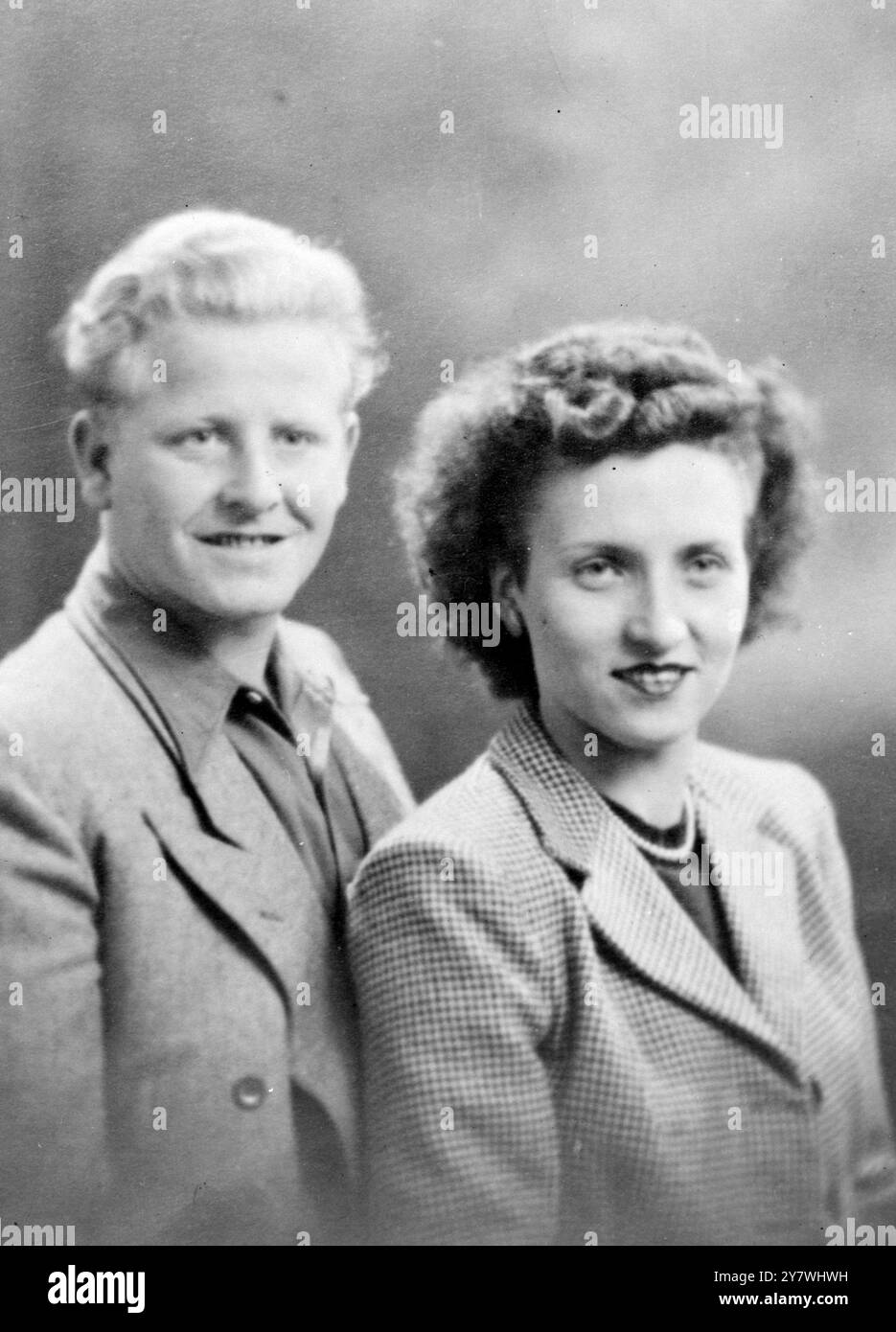 Leiche der Leeds-Soldaten soll in Deutschland exhumiert werden. Sergeant Reginald Wattersmit seiner deutschen Frau Maria Mia Winegar. Sie heirateten 1947 in Leeds, und er wurde vor 18 Monaten in einem deutschen Kaserenblock gehängt aufgefunden. 23. Februar 1955 Stockfoto