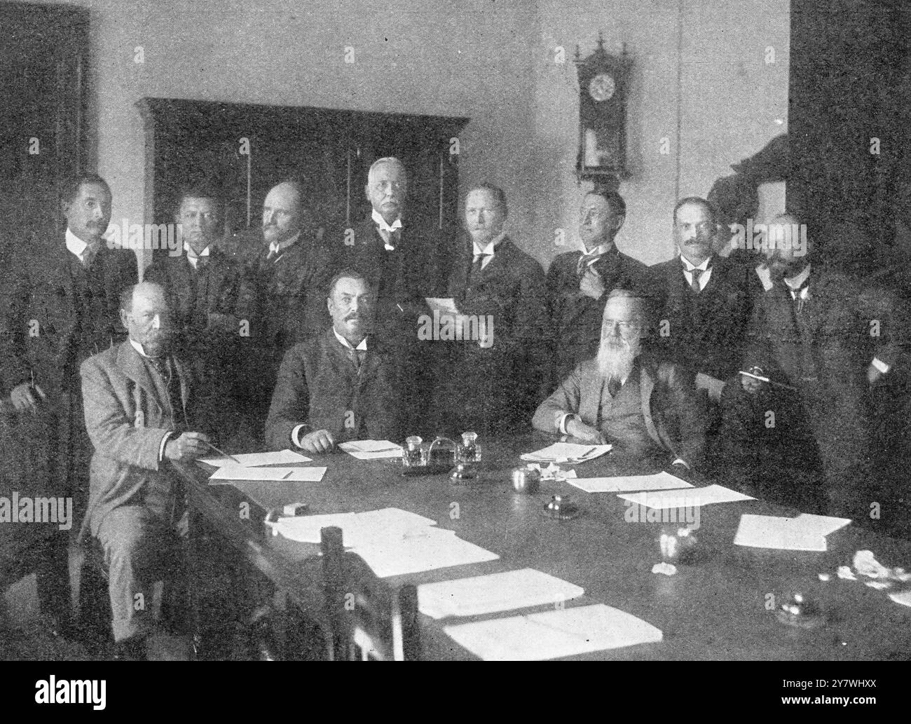 Die Männer , die das politische Schicksal Südafrikas steuern : das erste Ministerium der Südafrikanischen Union . 22 . Oktober 1910 in der hinteren Reihe: Von links nach rechts: Gen Herzog , Herr H Burton , Herr Moor ( ehemaliger Ministerpräsident von Natal ) , Dr O'Grady Gubbins , Gen Smuts , Herr Hull , Herr Malan , Herr D Villiers Graaff , in der ersten Reihe . Herr sauer, General Botha (Premier) und Herr Abraham Fisher Stockfoto