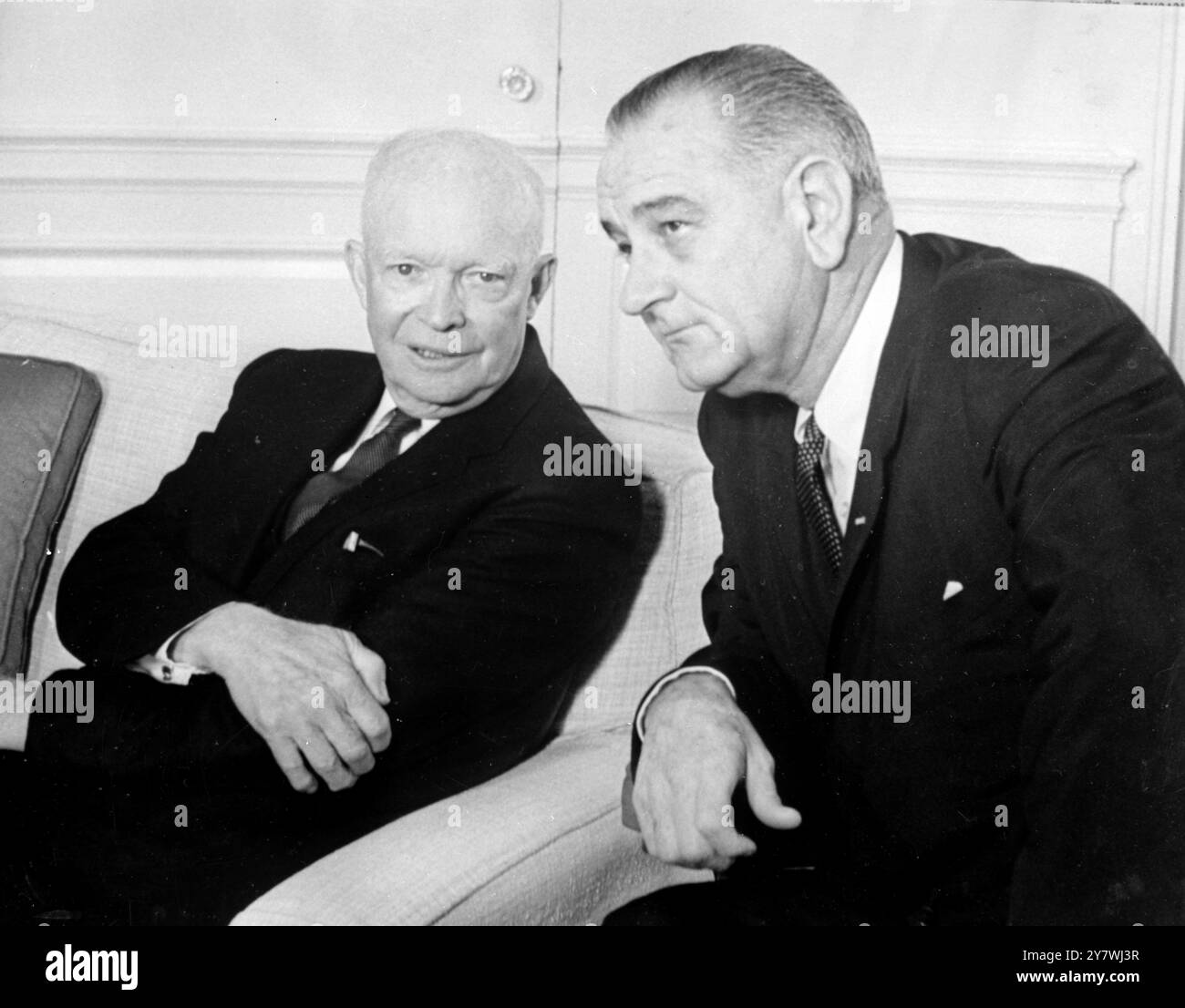 Washington , U . S . A . Präsident Lyndon Baines Johnson (rechts ) mit dem ehemaligen Präsidenten Dwight D. Eisenhower . 18. Februar 1965 Stockfoto