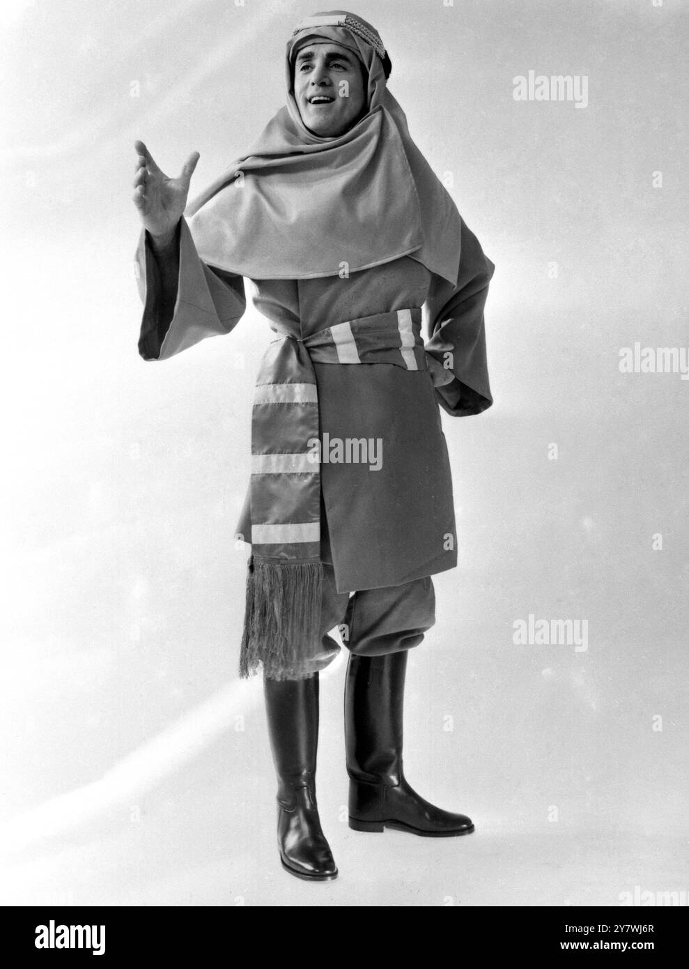 Der Sänger John Hanson in arabischer Kleidung übernimmt die Hauptrolle im Musical Desert Song , das im Palace Theatre in London aufgeführt wird . 1. Februar 1968 Stockfoto