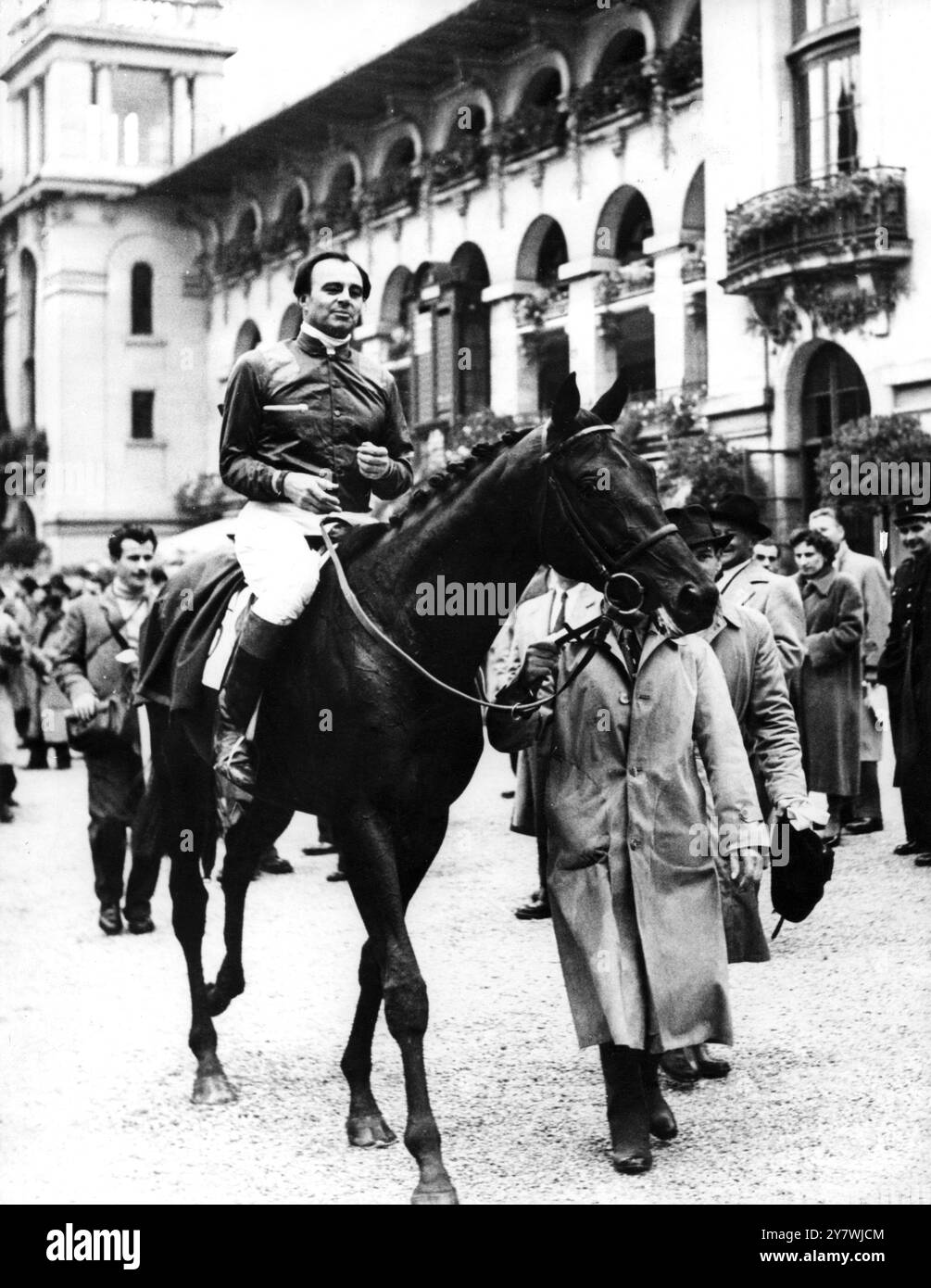 Prinz Aly Khan : 13 . Juni 1911 - 12 . Mai 1960 , einer der bekanntesten Besitzer des Turfs , wird hier in einer anderen Rolle - als Jockey - dargestellt . Er wird auf der Nearque II gesehen, nachdem er am 11. September 1952 den Prix des Lions auf der Rennstrecke Longchamp in Frankreich gewonnen hatte Stockfoto