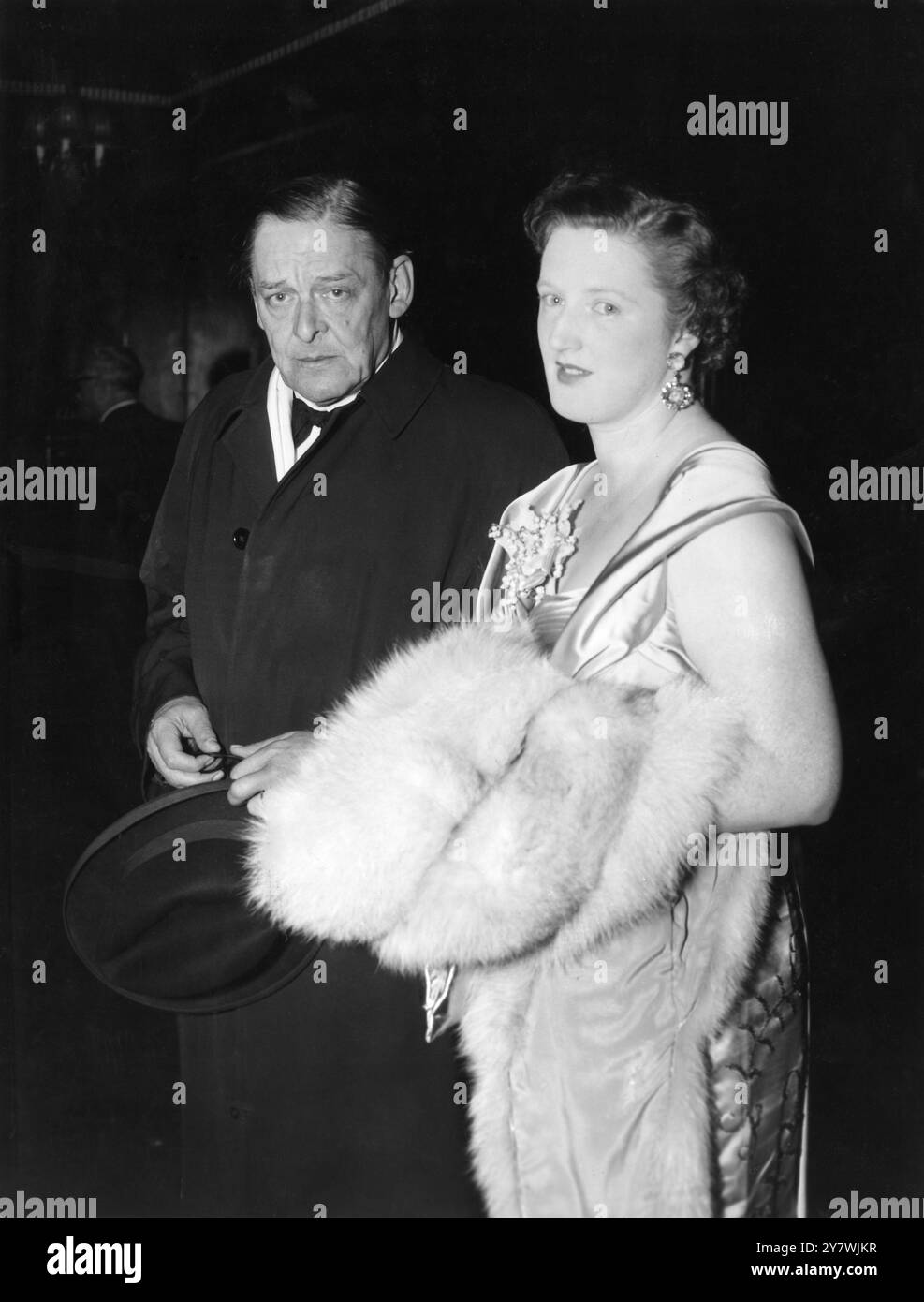 T S Eliot (76), der mit seiner Frau am Cambridge Theatre zum ersten Abend seines neuen Stücks The Elder Statesman eintraf. September 1958 Stockfoto