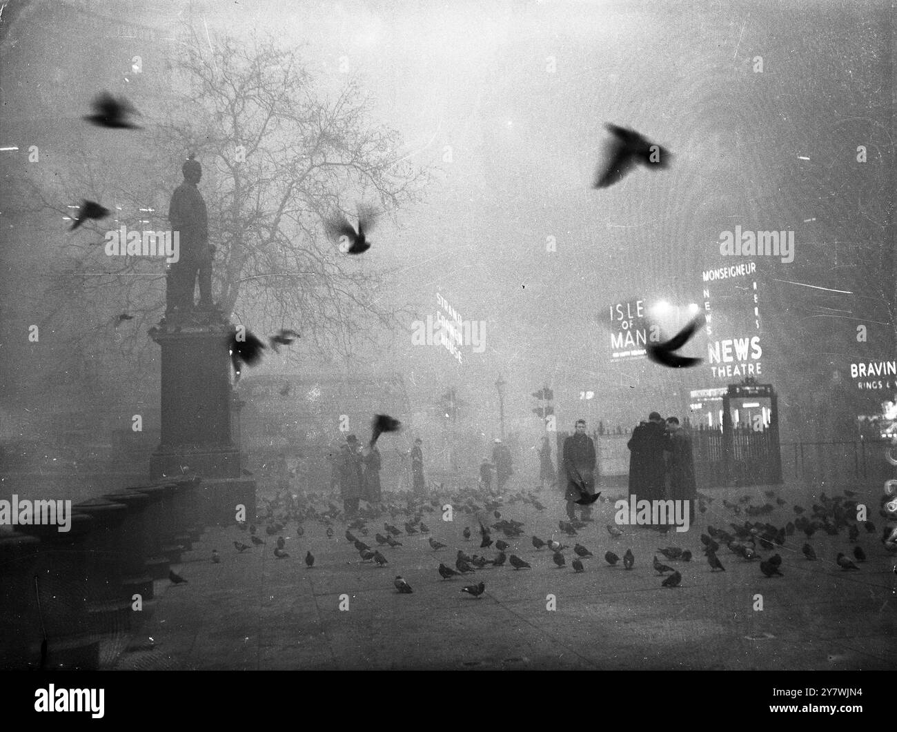 Trafalgar Square in London, nachdem die Stadt von dichtem Nebel bedeckt war. Dezember 1952 Stockfoto