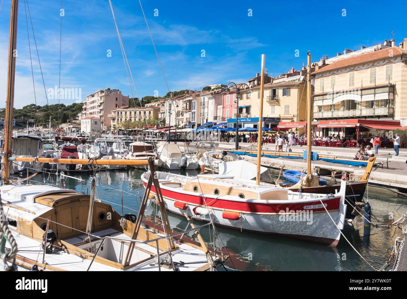 Traditionelle Holzboote im Hafen von Cassis, Frankreich Stockfoto