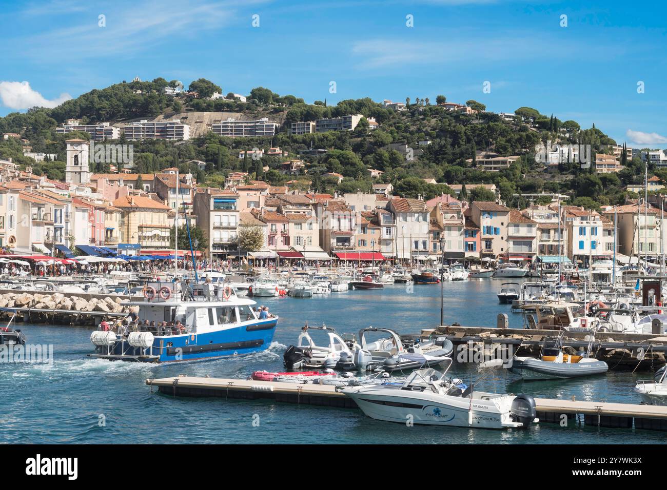 Ein Touristenboot fährt in den Hafen von Cassis in Frankreich Stockfoto