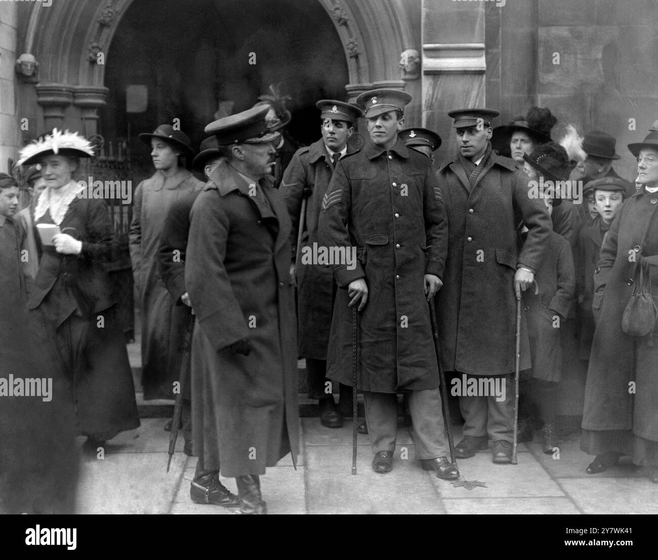 Verwundete Soldaten nehmen am Memorial Service von Feldmarschall Frederick Sleigh Roberts in St Margaret's Westminster Teil . 1915 Stockfoto