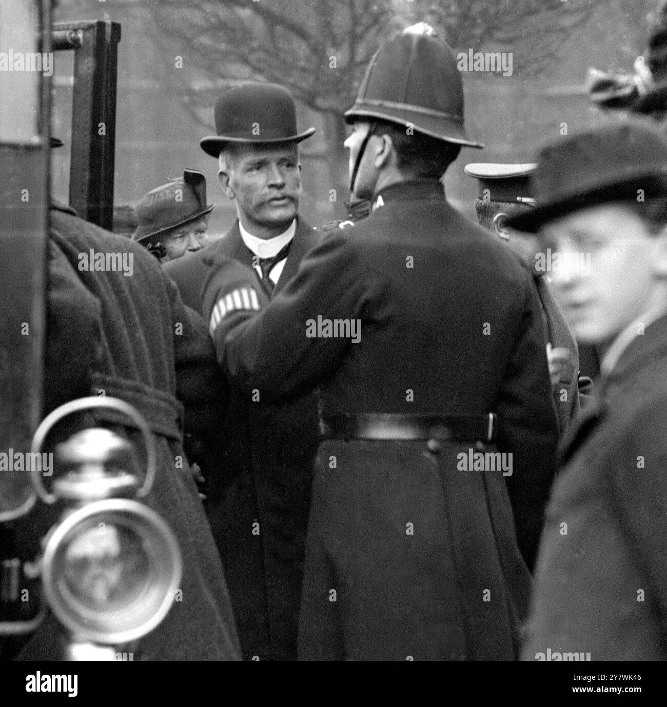 Andrew Fisher , Hochkommissar für Australien , überlässt den Sonderdienst den australischen und neuseeländischen Streitkräften in St Margaret's Westminster , London , England . Stockfoto