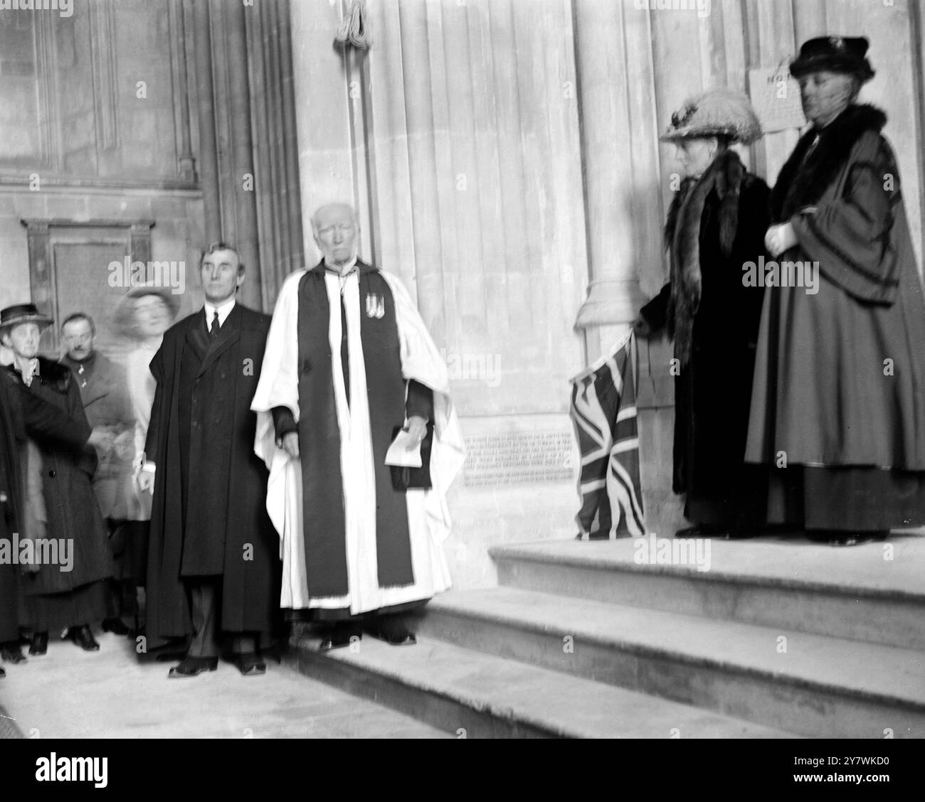 Der dritte Jahrestag der Schlacht von den Falklands wurde in der Kathedrale von Canterbury gefeiert. Lady Northborne und Captain J. D . Allen , C . B . , R . N . , Hat die Eröffnungszeremonie durchgeführt . Lady Northbourne , Mrs Wace und Dean Wace . 8. Dezember 1917 Stockfoto