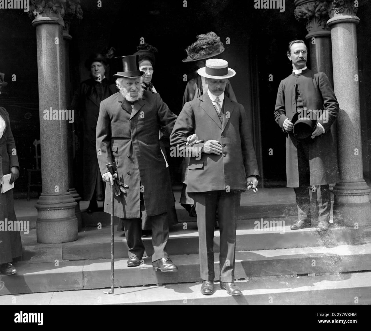 Joseph Chamberlains Trauergottesdienst ( 8 . Juli 1836 - 2 . Juli 1914 ) auf dem Key Hill Cemetery in Birmingham . 6 . Juli 1914 Herr Jesse Collings ( mit einem Hut ) sah bei der Abreise mit einem Freund . Stockfoto