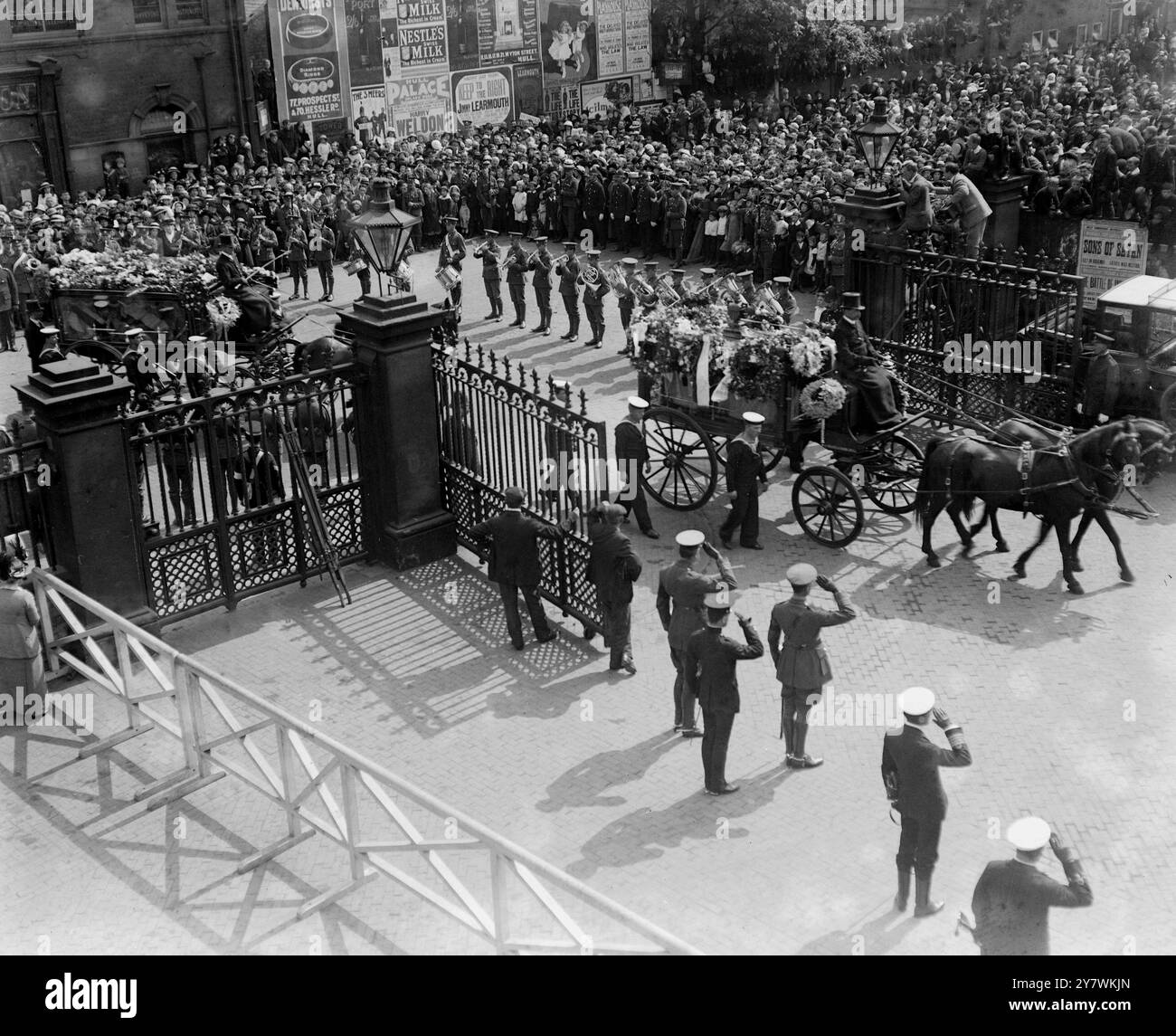 Wagen, die die Beerdigung der toten Soldaten an Bord des U-Bootes E 13 in Hull, East Yorkshire, England 1915 verlassen Stockfoto