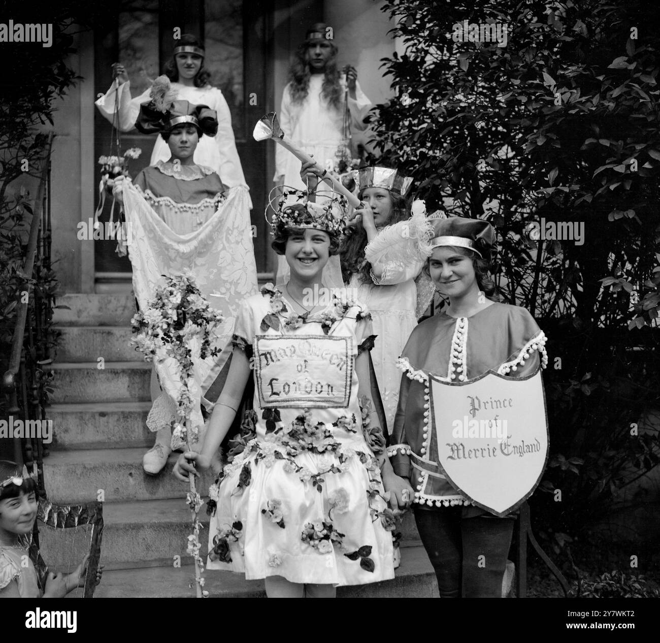 London May Queen 1926 Miss Peggy Easton und Mabel Ducat ( Prince of Merrie England ) ©TopFoto Stockfoto