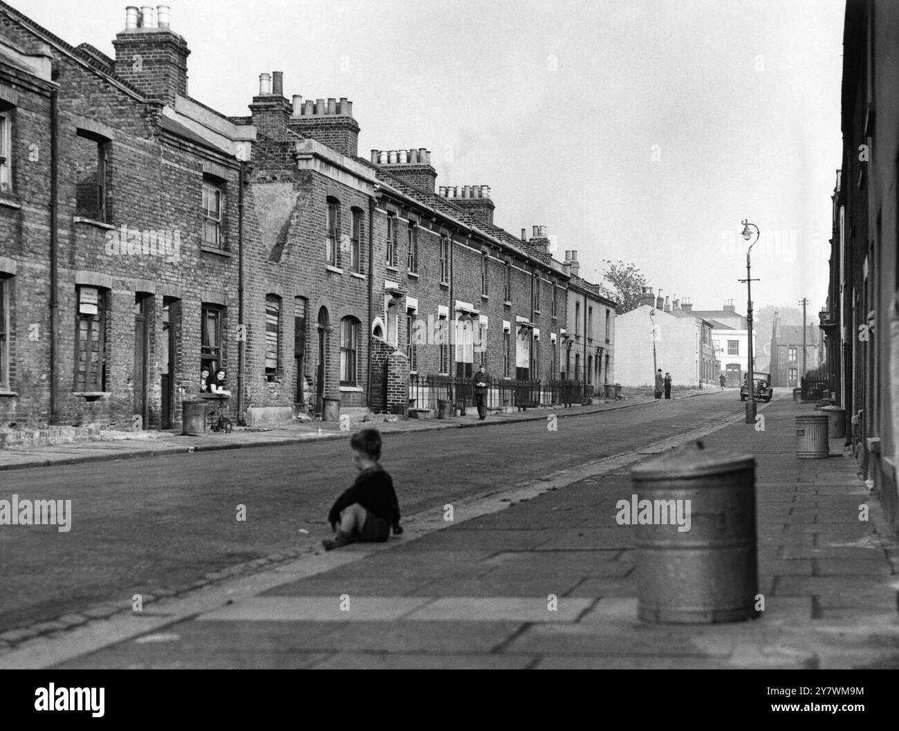 Altes Wohnhaus in Woolwich, London - 17 Oktober 1951 ©TopFoto Stockfoto