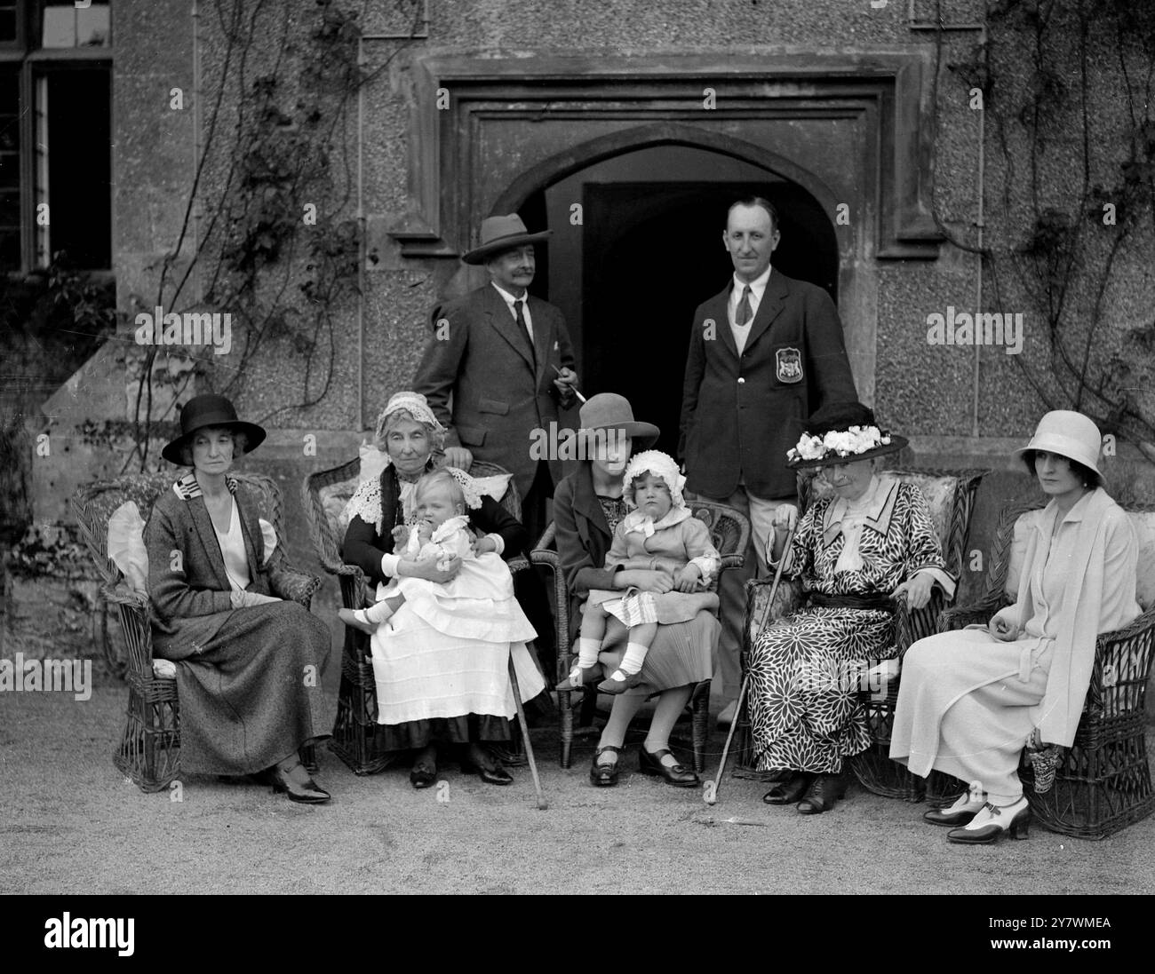 In St Fagans Castle , Cardiff . ( Von links nach rechts ) Witwe Gräfin von Plymouth , Lady Paget , Gräfin von Plymouth ( Holding ) , Lady Gilean , Windsor Clive , ehrenwerte Miss Windsor Clive und Lady Phyllis Windsor Clive . Hinten - Oberst V. Paget ( Onkel des Earls ) und der Earl of Plymouth . Stockfoto