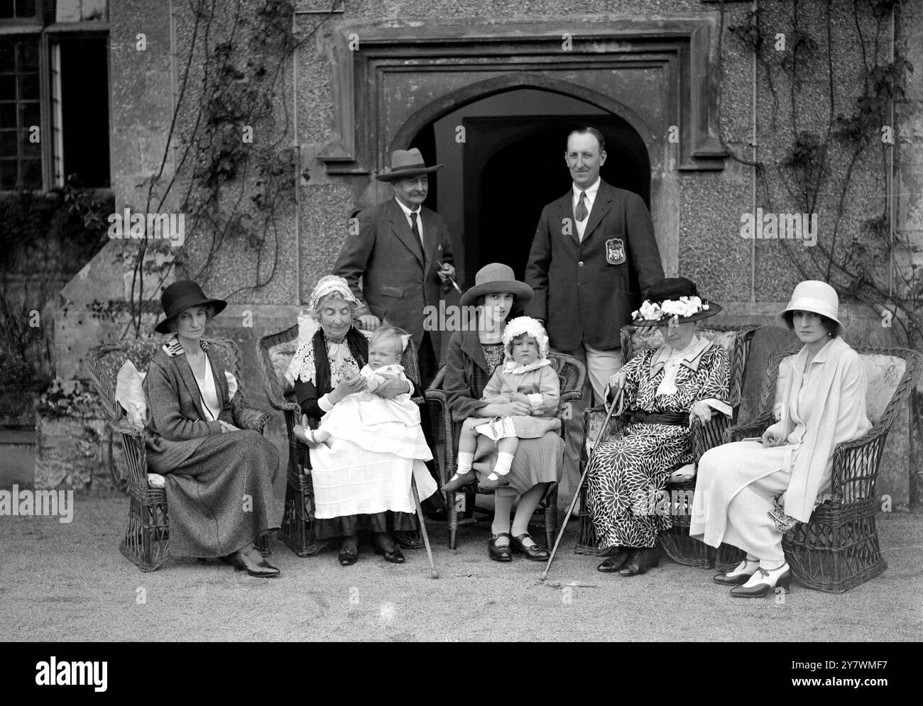 In St Fagans Castle , Cardiff . ( Von links nach rechts ) Witwe Gräfin von Plymouth , Lady Paget , Gräfin von Plymouth ( Holding ) , Lady Gilean , Windsor Clive , ehrenwerte Miss Windsor Clive und Lady Phyllis Windsor Clive . Hinten - Oberst V. Paget ( Onkel des Earls ) und der Earl of Plymouth . Stockfoto