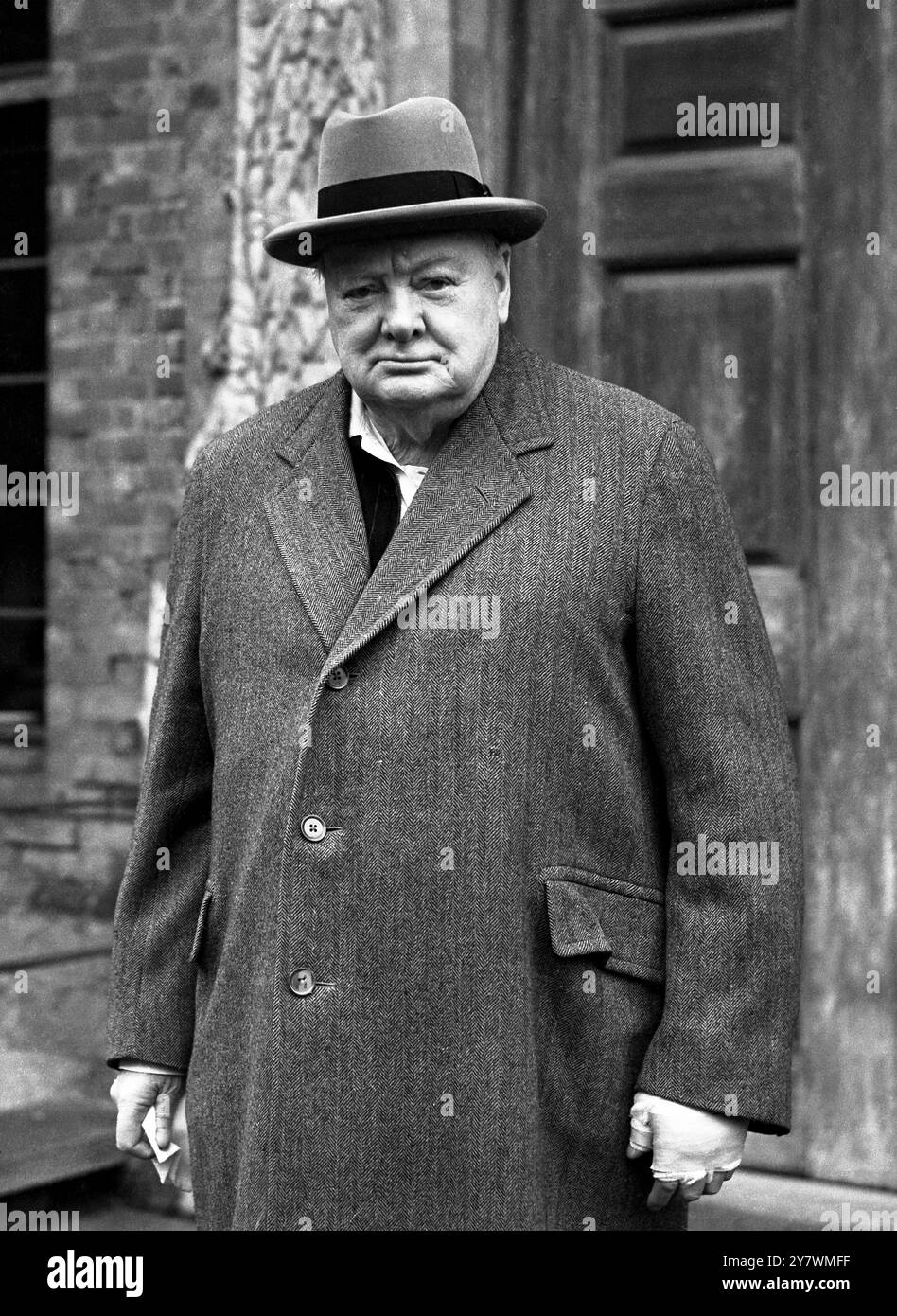 Ein signiertes Porträt von Winston Churchill, aufgenommen von John Topham in Chartwell. 1953 die Geschichte hinter dem Bild: Churchill verbrannte sich die Hand, während er eine Zigarre anzündete. Die Pressefotografen waren alle da, verzweifelt nach einem Bild. Sie warteten den ganzen Tag bei eiskaltem Wetter und einer nach dem anderen gingen sie. Der letzte, der noch übrig blieb, war die aufstrebende Figur von John Topham, dem lokalen Fotografen, der sich weigerte, aufzugeben. Schließlich tauchte ein mürrischer Churchill auf und John war der einzige, der den Schuss bekam. Am nächsten Tag tauchte John mit einem Abdruck auf und bekam Churchills Unterschrift. Sprechen Sie über Hartnäckigkeit. Stockfoto