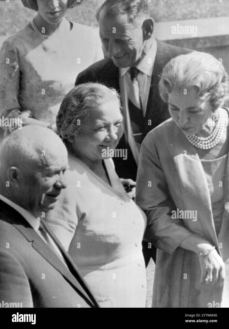 Der sowjetische Premierminister Nikita Kruschev ( links ) und seine Frau Nina Kruschev ( Mitte ) unterhalten sich mit Königin Ingrid von Dänemark während ihres Besuchs im Schloss Fredensborg . Im Hintergrund stehen König Friedrich und Prinzessin Anne-Marie. Die Kruschevs sind am zweiten Tag ihres Besuchs, dem Sprungpunkt für eine dreiwöchige skandinavische Tour - 17. Juni 1964 ©TopFoto Stockfoto