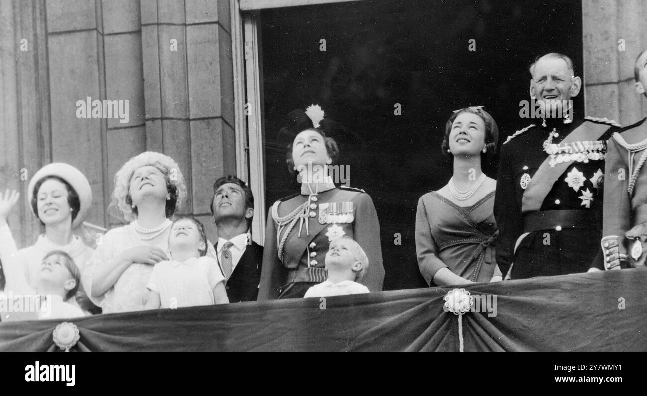 London : alle Augen sind nach oben gerichtet , während Mitglieder der Royal Family heute vom Balkon des Buckingham Palace aus an Flugzeugen der Royal Air Force vorbeifliegen , nachdem sie an der Truppe der Colour Zeremonie zum offiziellen Geburtstag der Königin teilgenommen haben . Von links nach rechts Prinzessin Margaret mit dem sechsjährigen Sohn der Königin Prinz Andrew vor ihr, Königin Elizabeth, Königin Mutter, Viscount Linley, vierjähriger Sohn von Prinzessin Margaret, sein Vater Viscount Snowden, Königin Elizabeth II., ihr zweijähriger Sohn Prinz Edward, Prinzessin Benedikte und ihr Vater, König Frederik of Stockfoto