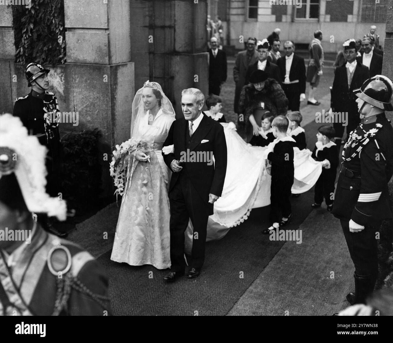 Die Hochzeit von Erzherzog Karl-Ludwig von Habsburg : 10 . März 1918 - 11 . Dezember 2007, vierter Sohn des verstorbenen Kaisers Karl von Österreich , und Prinzessin Yolande de Ligne : geb. 6 . Mai 1923 , einzige Tochter des Familienoberhauptes de Ligne , fand im Chataeu de Beloeil in Belgien statt . Ich sah sie hier auf dem Arm ihres Vaters an. - 17. Januar 1950 Stockfoto