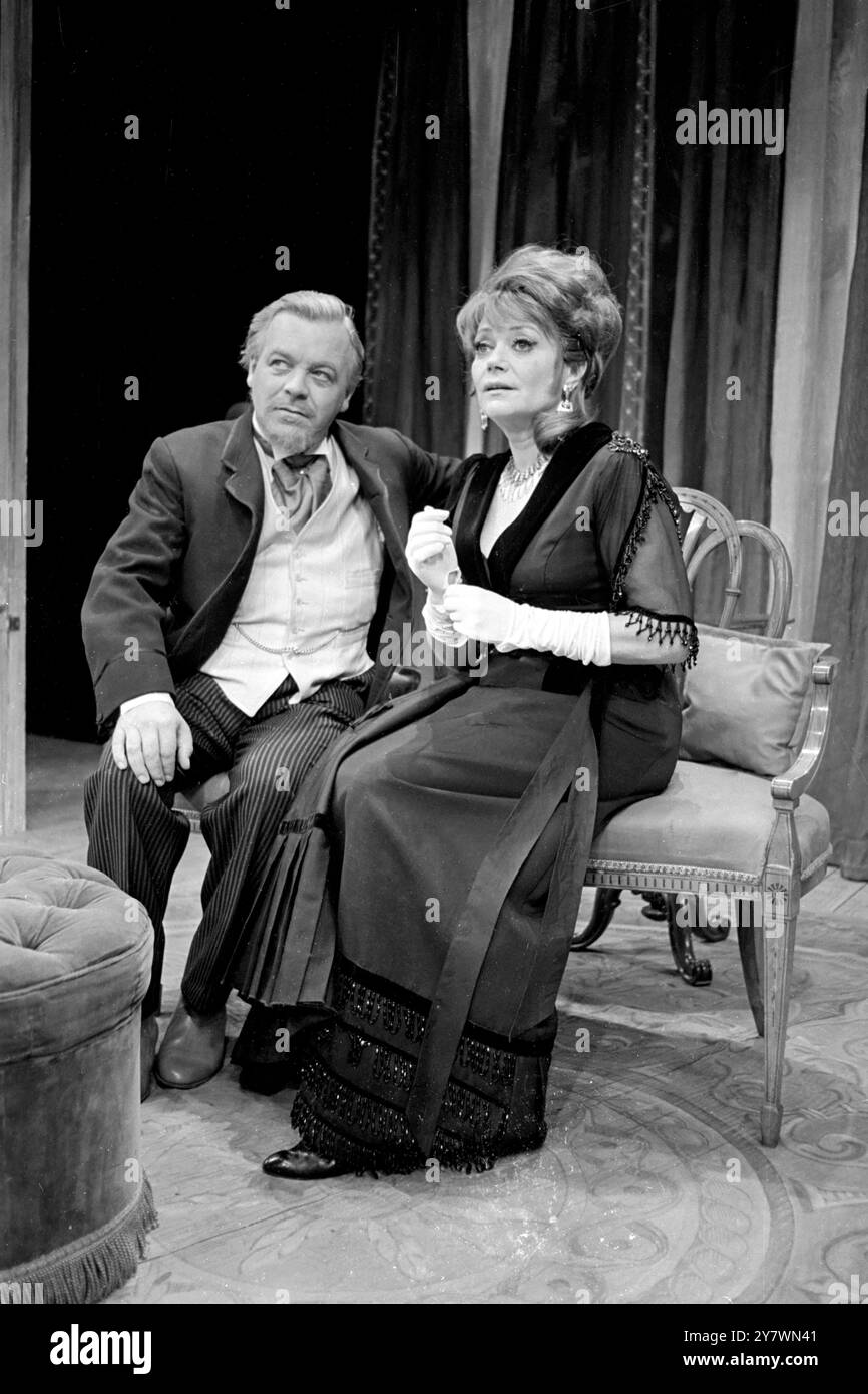 Die in Russland geborene Schauspielerin Lila Kedrova und der Fernsehschauspieler Patrick Wymark in einer Szene aus dem Stück The Cherry Orchard von Anton Tschechow im Queen's Theatre in der Shaftesbury Avenue in London . 2. Oktober 1967 Stockfoto