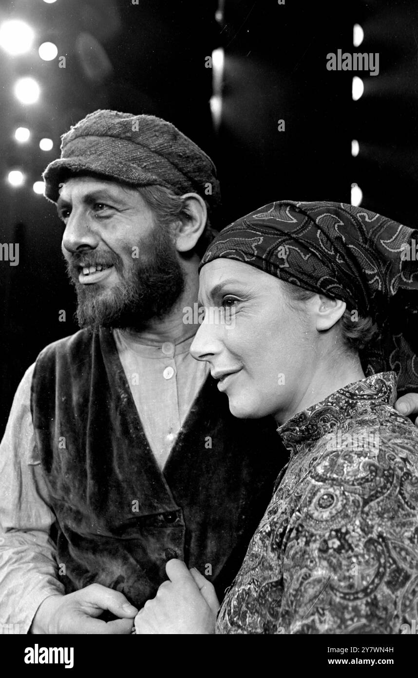 Der israelische Spitzendarsteller Topol und die Komödiantin Miriam Karlin , beide in russischer Tracht , auf der Bühne des Your Majesty's Theatre in London abgebildet . Beide sind in einer Londoner Produktion des erfolgreichen Musicals Fiddler on the Roof zu sehen. Topol spielt als Tevye , der Milchmann , und Miriam , seine Frau Golde . Das Musical spielt im zaristischen Russland. 14. Februar 1967 Stockfoto