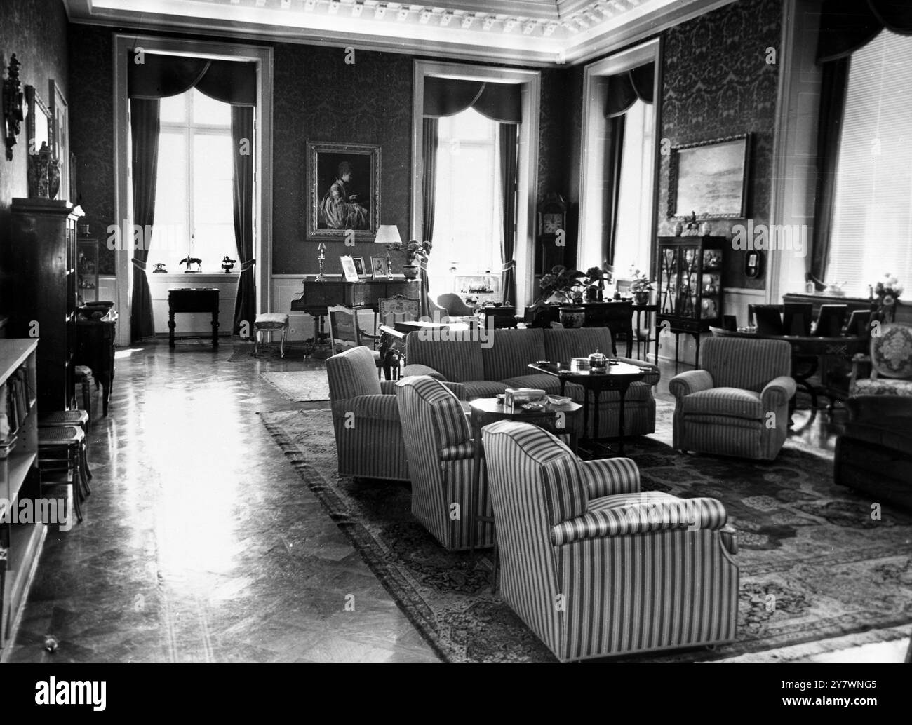 Die Heimat des dänischen Königshauses. Ein Blick in den Salon des Königs im Königsschloss in Oslo. Während des Zweiten Weltkriegs ließ der ns-Ministerpräsident Quisling den Wiederaufbau dieses Raumes mit einer Eichenverkleidung zu . Das Zimmer wurde jetzt umgebaut und hat blaue Wandteppiche. Die meisten Möbel stammen aus König Haakons erstem Haus in Kopenhagen. Die Stühle vor dem Marmorkamin sind neu , aber in Übereinstimmung mit der Umgebung . Juli 1959 ©TopFoto Stockfoto