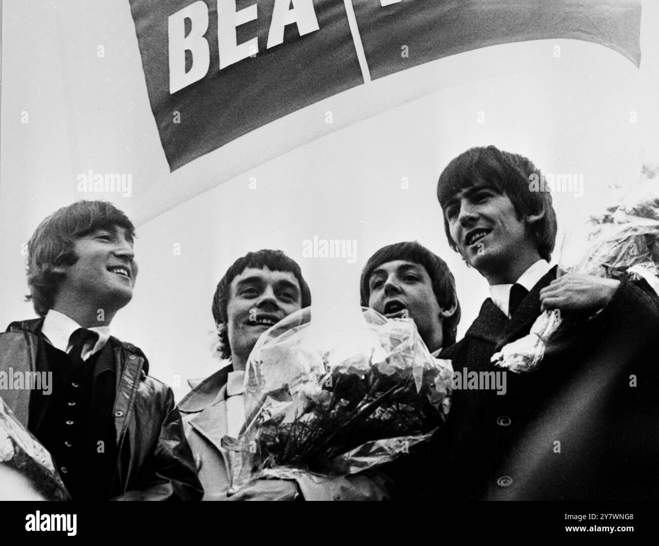 Die Beatles sind bei ihrer Ankunft hier am 4. Juni für Konzerte abgebildet. Von links nach rechts: John Lennon; Schlagzeuger Jimmy Nicol, der den stationären Ringo Starr ersetzt; Paul McCartney und George Harrison. Morgen kehren die Beatles nach Konzerten in Holland nach London zurück, um nach Hongkong und Australien zu fliegen - 6. Juni 1964 ©TopFoto Stockfoto