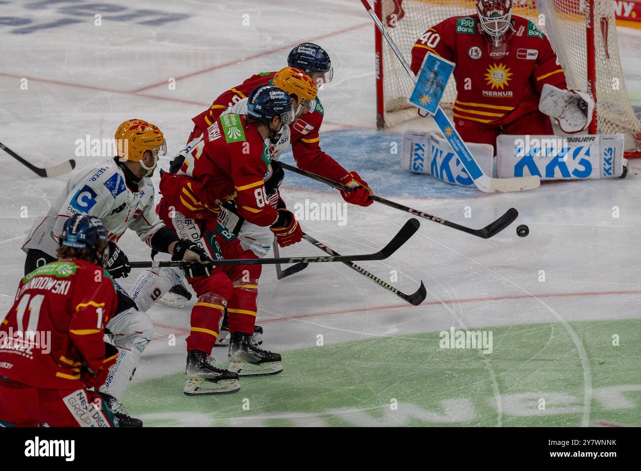 Miha Verlic (Fischtown Pinguins Bremerhaven, #91) bringt den Puck vor Duesseldorfer Tor, GER Duesseldorfer EG gegen Fischtown Pinguins Bremerhaven, Eishockey, Deutsche Eishockey-Liga, 5. Spieltag, Saison 2024/2025, 01.10.2024 Foto: Eibner-Pressefoto/Fabian Friese Stockfoto