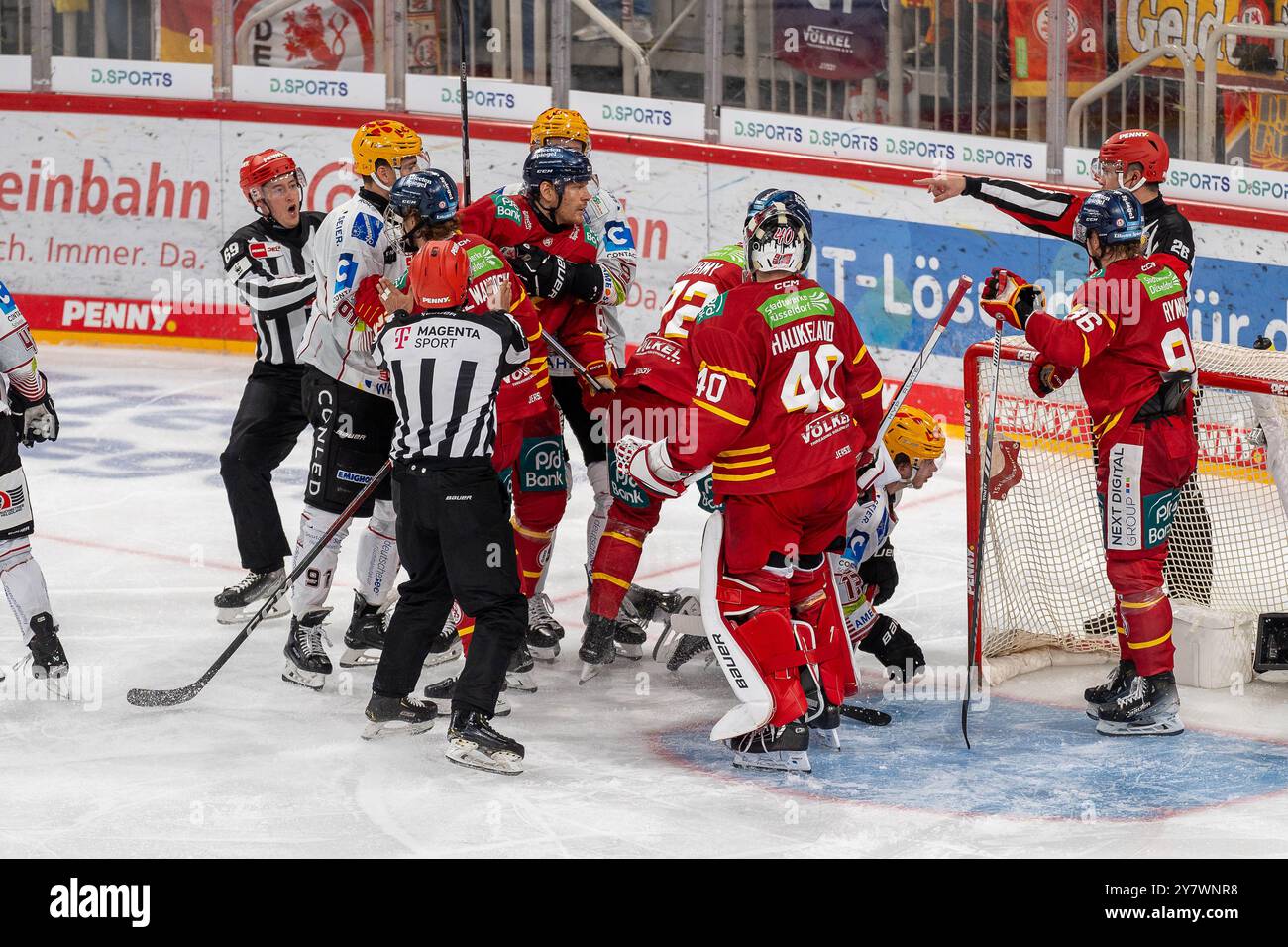 Auseinandersetzung vor dem Duesseldorfer Tor, GER Duesseldorfer EG vs. Fischtown Pinguins Bremerhaven, Eishockey, Deutsche Eishockey-Liga, 5. Spieltag, Saison 2024/2025, 01.10.2024 Foto: Eibner-Pressefoto/Fabian Friese Stockfoto