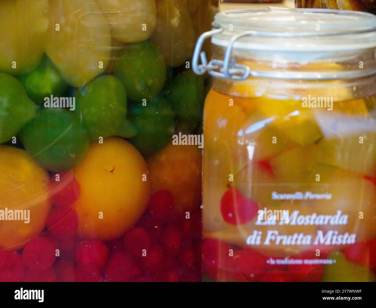 Mantua, Italien 30. September 2024 Glasgläser gefüllt mit bunten Früchten in Sirup, ausgestellt auf einem Marktstand in mantua, ziehen Touristen an Stockfoto
