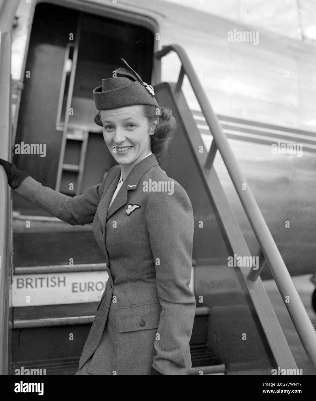 British European Airways Stewardess Miss Susan Cramsie 26 Jahre alt am Flughafen Northolt . Sie wurde schwer verletzt, als eine Bombe in einem Flugzeug von Pris Bound Viking explodierte. November 1950 Stockfoto