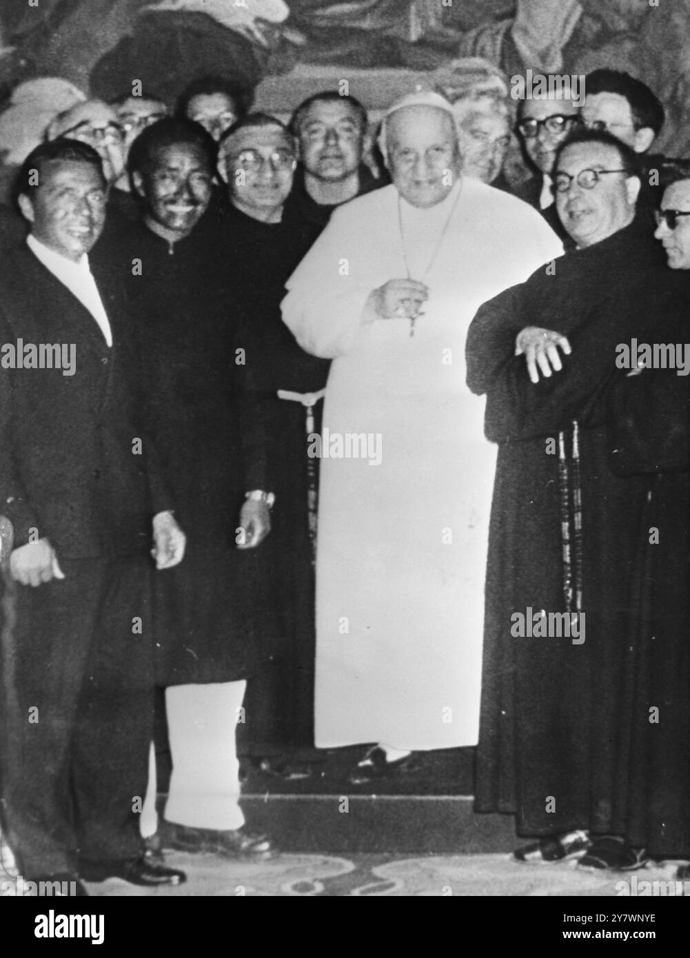 Papst Johannes XXIII. Empfing am 6. März 1959 zwei der höchsten Kletterer der Welt – den Nepalesen Tenzing Norgay (zweiter von links), den Sherpa, der bei der Eroberung des Mount Everest half, und den Italiener Achille Compagnoni (links), der den K2, den zweithöchsten Gipfel der Welt, bestieg. Stockfoto