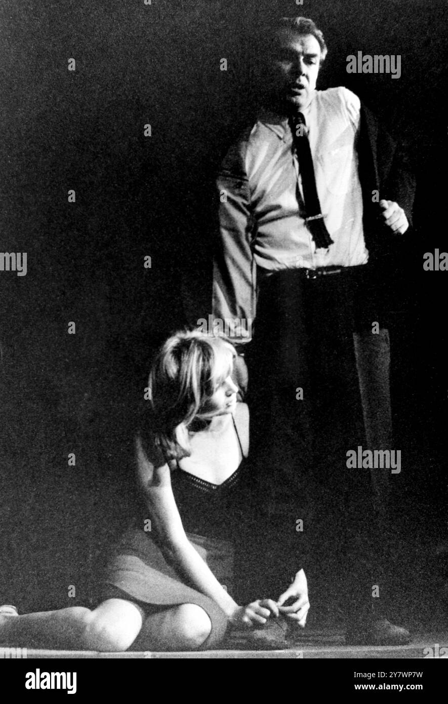 Die italienische Schauspielerin und Schauspielerin Monica Vitti und Goirgio Albertazzi werden in einer Szene aus dem neuen Stück des amerikanischen Dramatikers Arthur Miller nach dem Fall gezeigt . Viele glauben, dass das Stück auf dem Leben der verstorbenen Marilyn Monroe basiert , die einst mit Miller verheiratet war . 29. Dezember 1964 Stockfoto