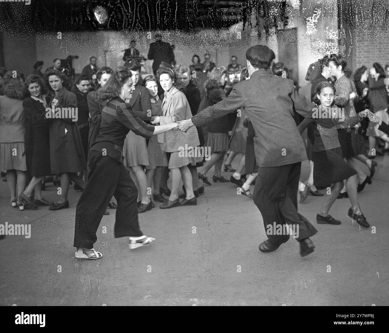 Die während des Krieges beliebten Feiertage zu Hause werden vom London County Council wieder ermutigt. Für die Sommermonate wurden Opern, Theaterstücke und Tanz organisiert. Hier im Victoria Park, Hackney, lockt die Musik aus dem Pavillon junge Tänzer zum Programm. 16. Juni 1945 Stockfoto