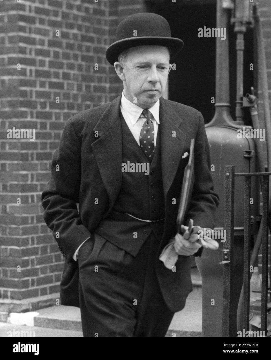 Dr. Keith Simpson , der Pathologe in Epping , Essex , wo Horace Henry Edwards , 36-jähriger Bankhandler , des Mordes des des siebenjährigen Allan Warren beschuldigt wurde . September 1957 Stockfoto