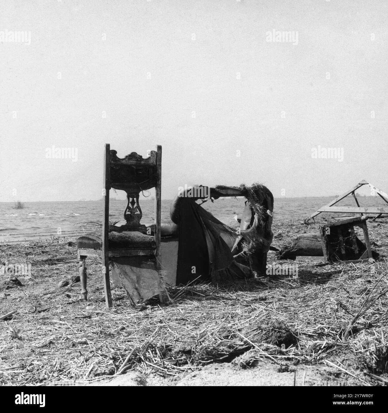 Kaputte Stühle und Möbel mit Blick auf das Meer - ca. 1940er Jahre ©TopFoto Stockfoto