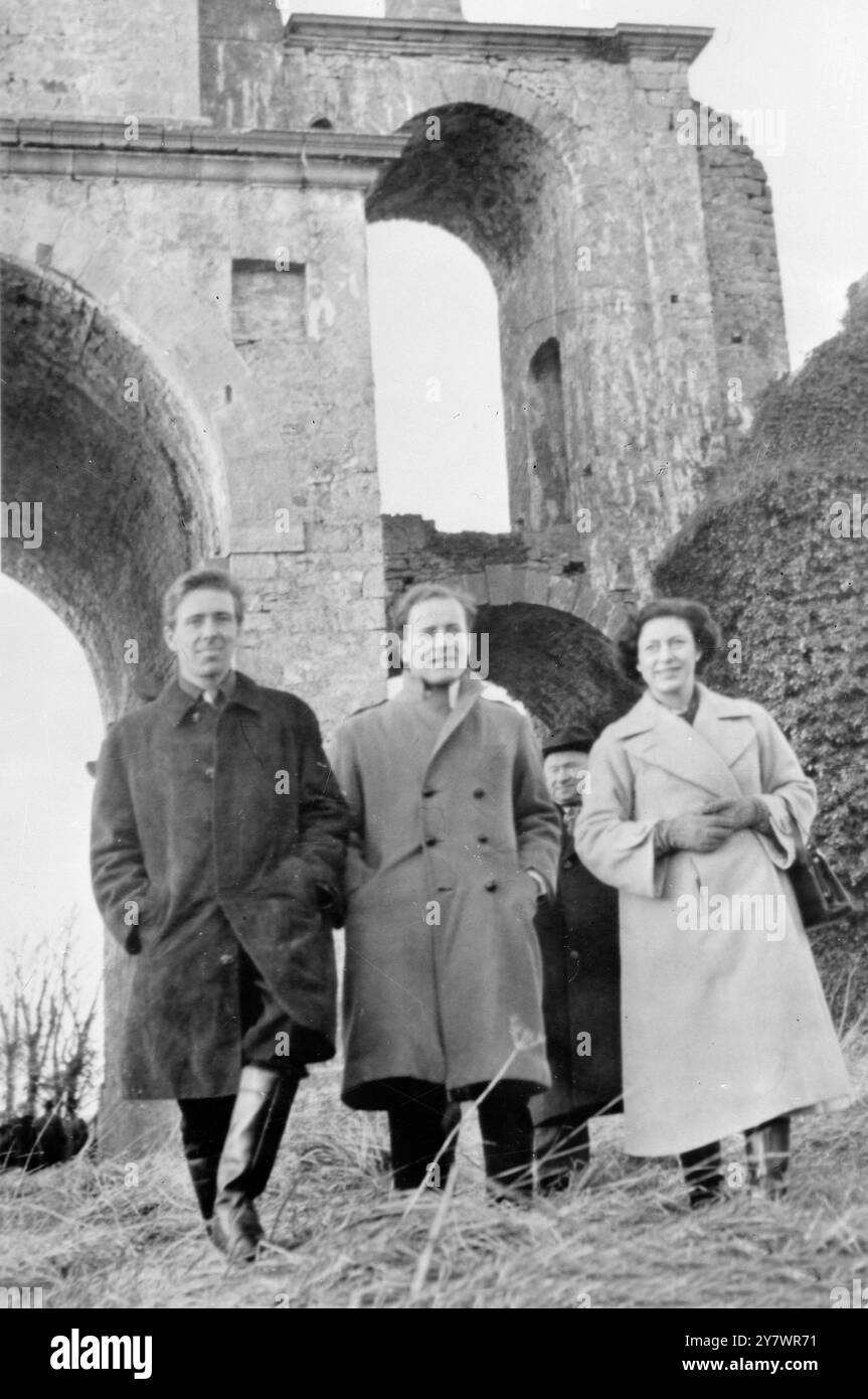 In Der Nähe Von Leixlip Castle Co. Kildare , Eire : Gastgeber , der ehrenwerte Desmond Guinness ( Mitte ) ist heute in Maynooth zehn Meilen von seinem Haus entfernt mit der britischen H R H Prinzessin Margaret , Gräfin von Snowdon und ihrem Ehemann, dem Earl of Snowdon , zu sehen . 8. Januar 1965 Stockfoto