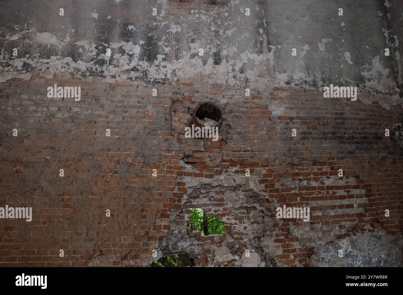 Ein Blick in den Verfall: Die verwitterte Mauer eines verlassenen Bauwerks. Stockfoto