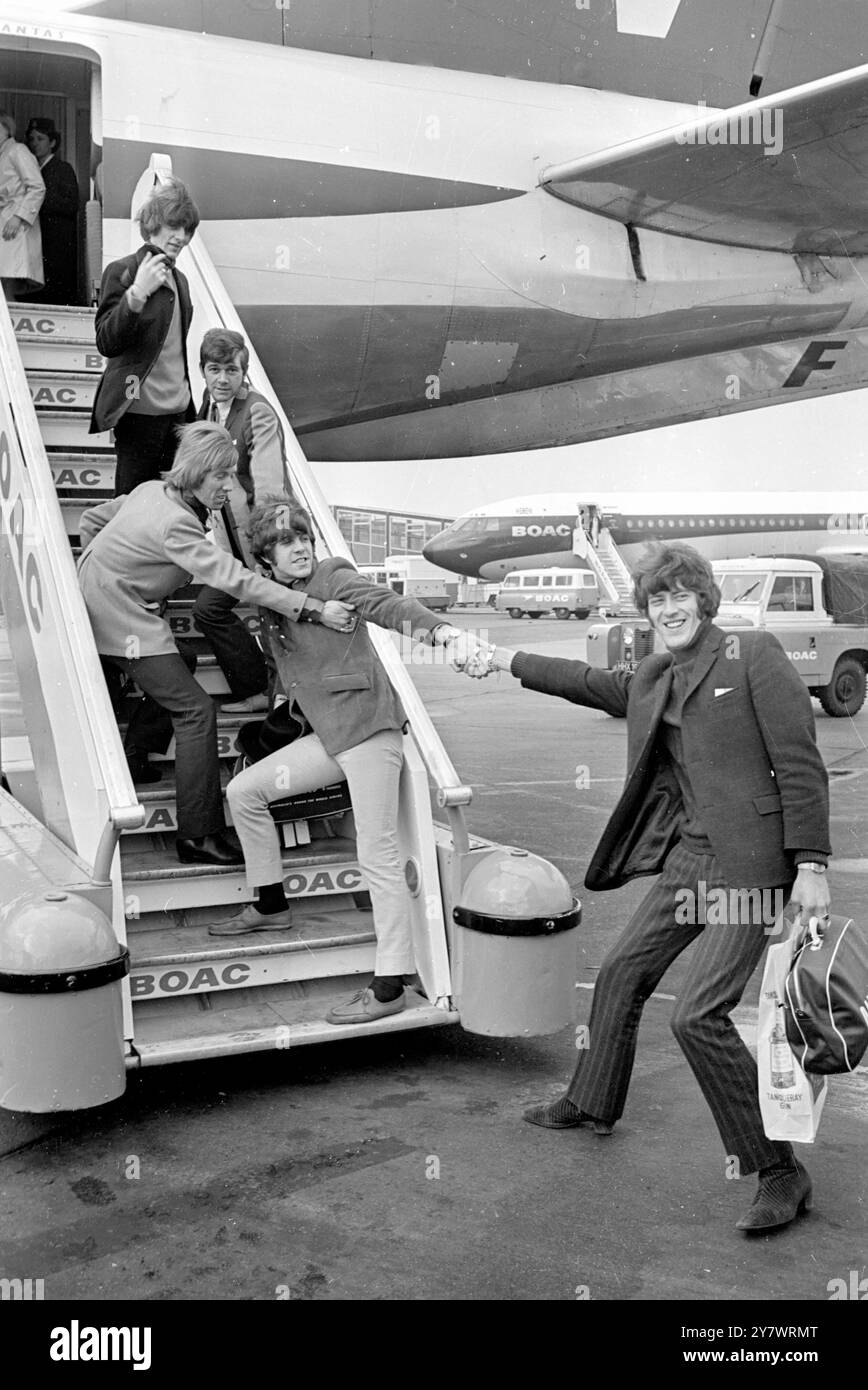 London . Mick heiratete nur 24 Stunden, um seine Frau zu verlassen und mit der Popgruppe Dave Dee , Dozy , Beaky , Mick und Tich nach Australien zu fliegen, um dort unten am Heathrow Airport zu reisen . 7. April 1967 1966 Stockfoto