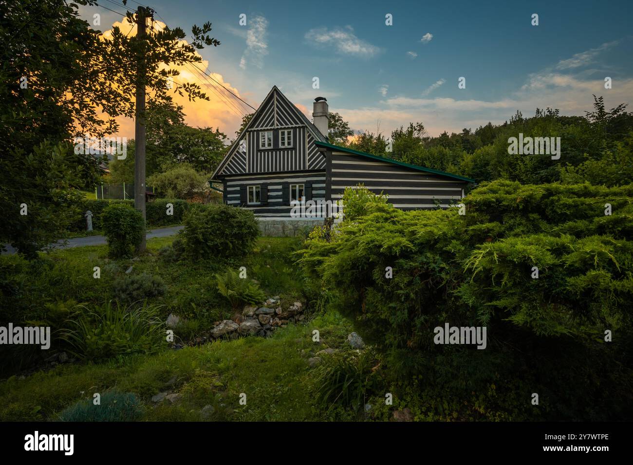 Epischer Sonnenuntergang in dem kleinen Dorf im Norden der Tschechischen Republik, wenn die Sonne buntes Spiel mit Wolken spielt. Stockfoto