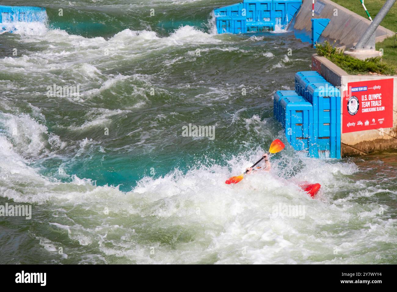 Oklahoma City, Oklahoma – Kajakfahren im Riversport, einem Zentrum, das sich mit Kajak-, Rafting- und anderen Outdoor-Abenteuern auf einem kontrollierten Kurs befasst. Stockfoto