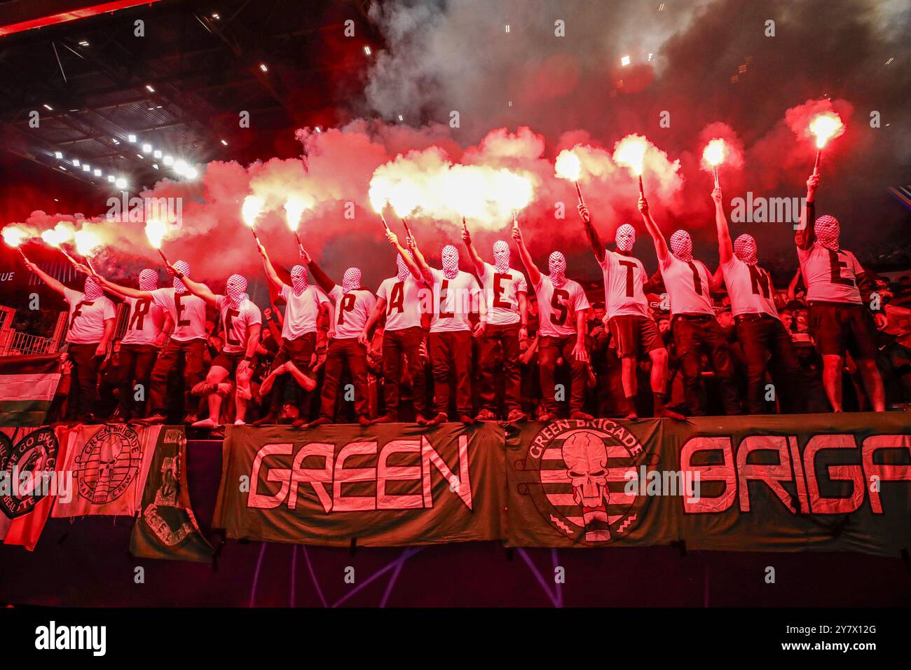 DORTMUND - Celtic Fans mit freiem Palästina auf dem Trikot beim UEFA Champions League Spiel zwischen Borussia Dortmund und Celtic FC im Signal Iduna Park am 1. Oktober 2024 in Dortmund. ANP | Hollandse Hoogte | BART STOUTJESDIJK Stockfoto