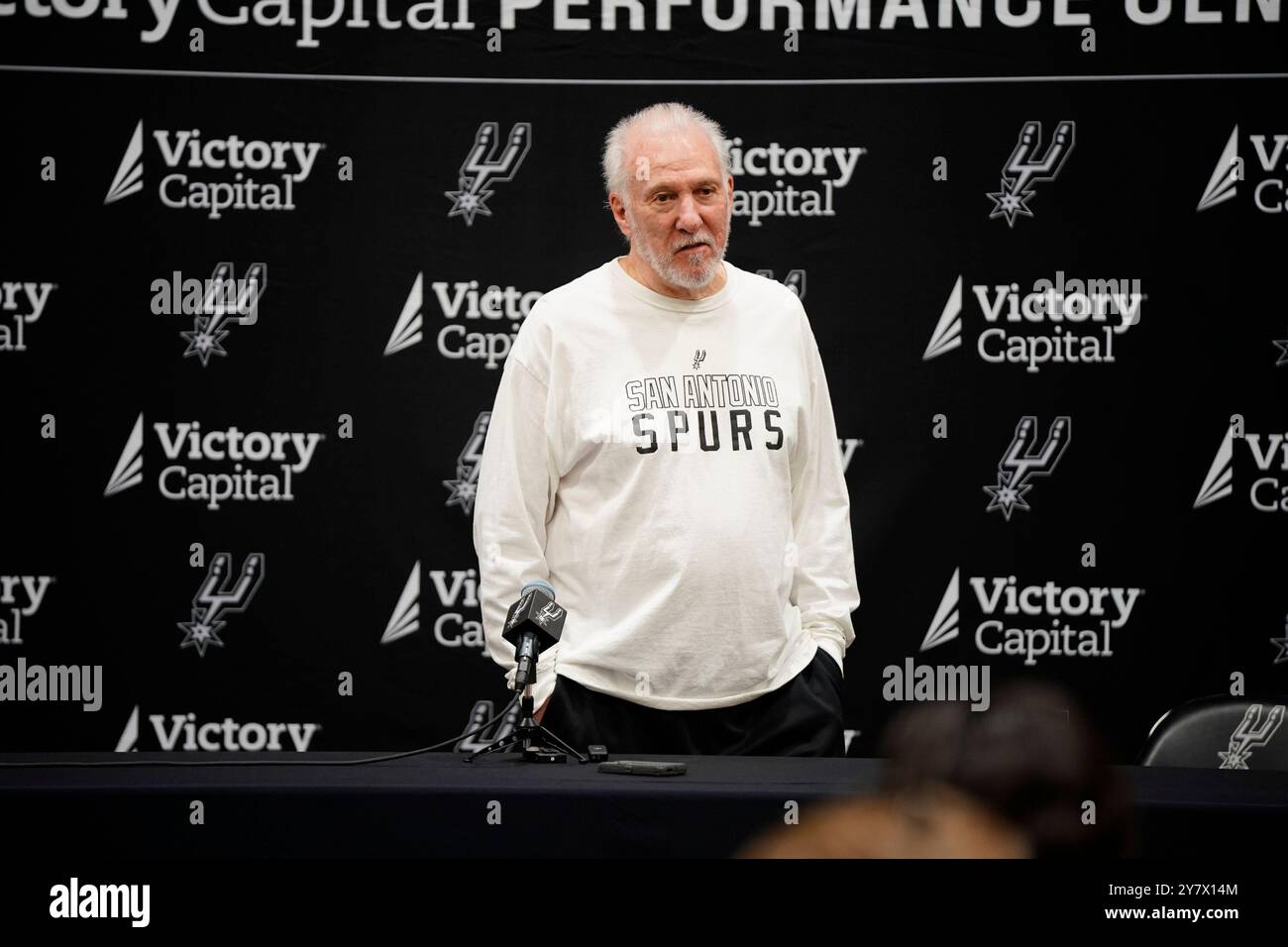 Gregg Popovich, Cheftrainer der San Antonio Spurs, spricht mit Reportern über die bevorstehende NBA-Saison während des jährlichen Media Day des Teams vor der kommenden Saison. Stockfoto