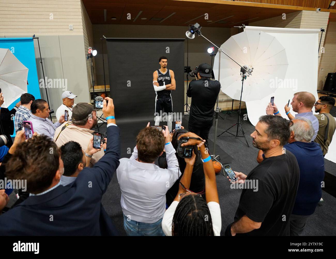 San Antonio Spurs Top NBA Draft Pick Stephon Castle posiert für Fotos während des jährlichen Media Day des Teams. Stockfoto