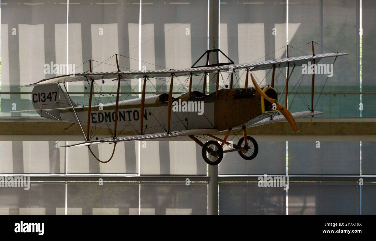 Flugzeug in einem Museum ausgestellt, gut erhaltener Vintage, zeigt die Geschichte der Luftfahrt und die frühen Flugzeugbau. Stockfoto