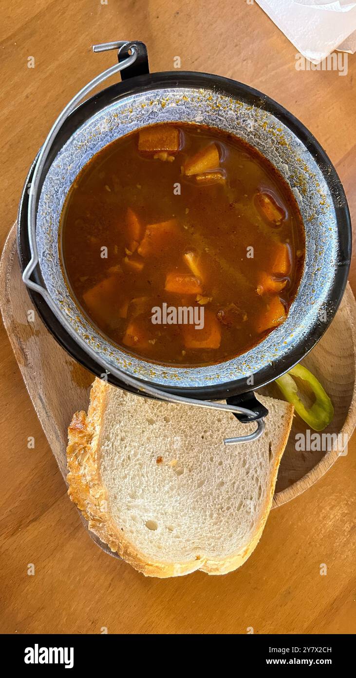 Kessel mit ungarischem Gulasch und Brot Stockfoto