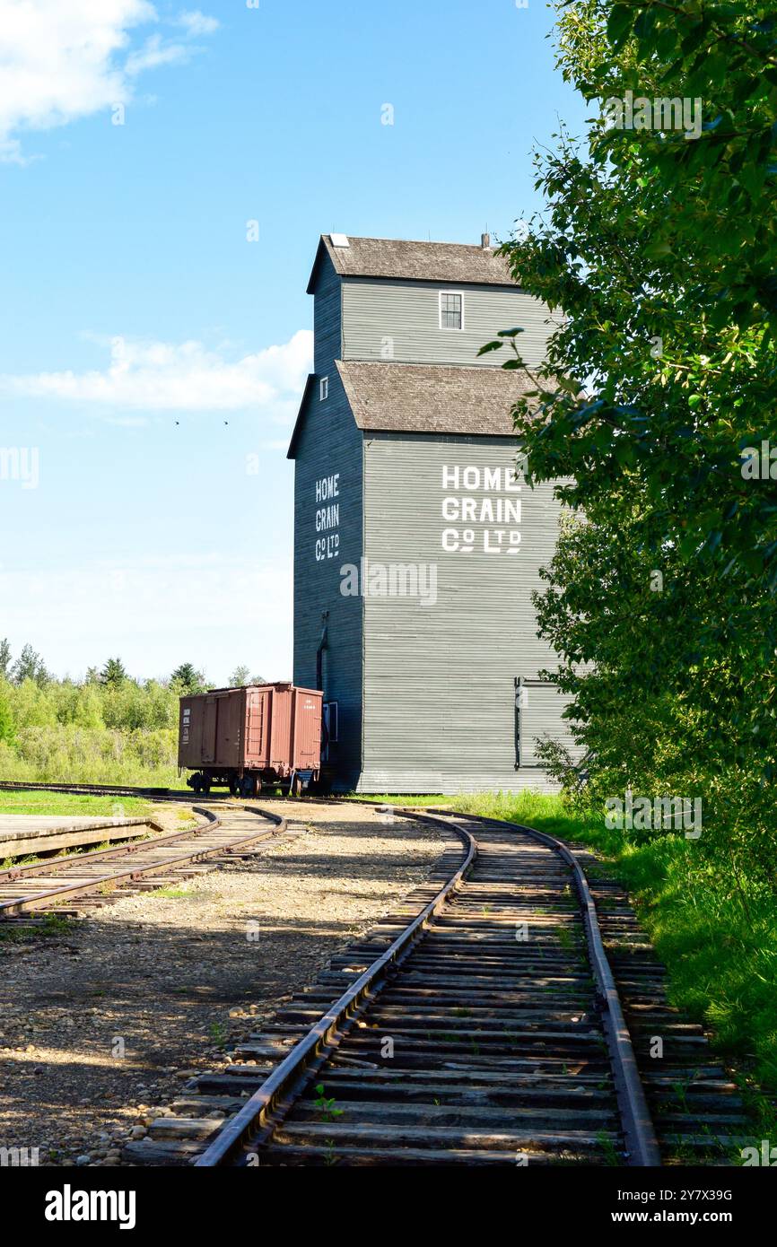Viehzüchter neben den Schienen, umgeben von der Natur Ukrainisches Heritage Village in Kanada, an einem sonnigen Tag Stockfoto