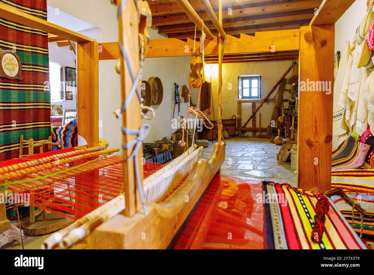 Traditionelles Antimachia-Haus auf der Insel Kos in Griechenland: Wohnraum für Hausarbeit, traditioneller Webstuhl Stockfoto
